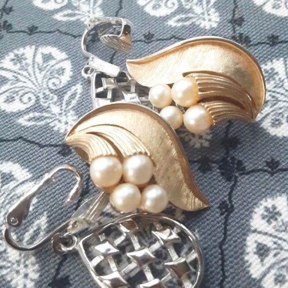 Vintage Trifari Earrings Pearls & Drops - Picture 4 of 6